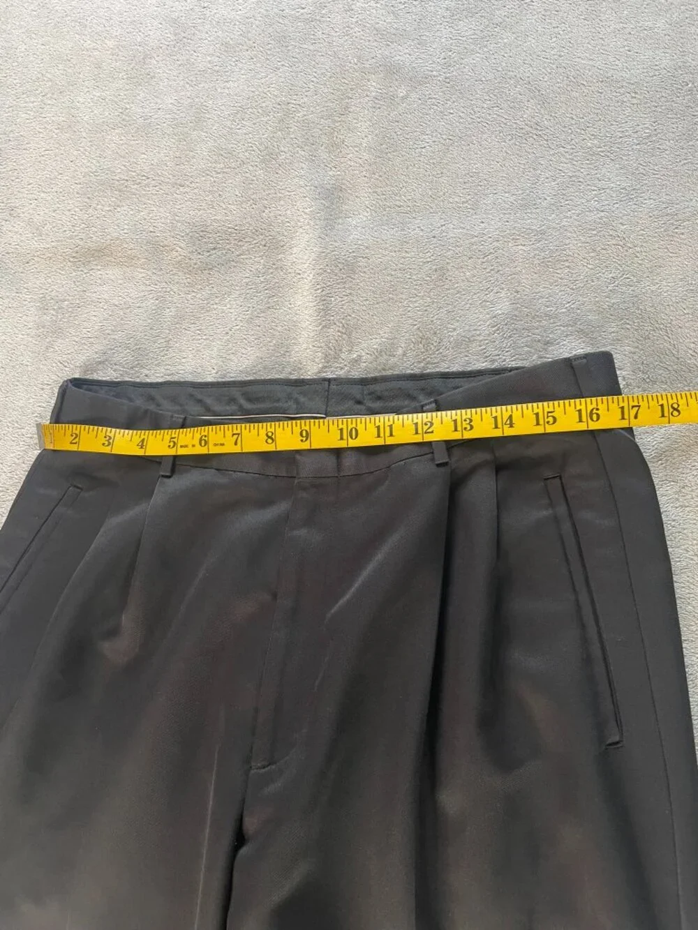 Roundtree & Yorke Men's 33/34 Black Pleated Cuffed Dress Pants Easy Care